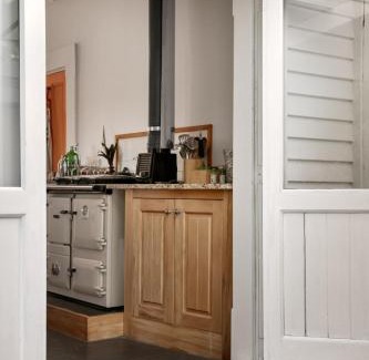 Te Karaka Ski Chalet | Large Historic Homestead