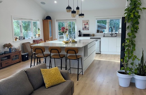 Raumati Beach House | Large home in Raumati Beach ideal for groups or family gatherings.