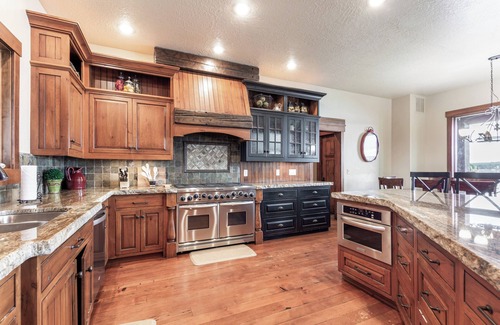 Island Park House | Large Home w/Hot Tub, Fire Pit, & Basketball Court – 6BR!