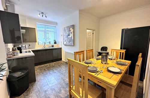 Beaufort House | Large house on the edge of the Brecon Beacons - Five-Bedroom House