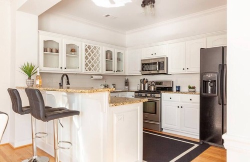 East Side House | Large InstaWorthy Retreat 😍 Hot Tub + Magical Theater: Sleeps 16