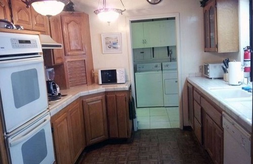 Hidden Valley Bed & Breakfast | Large La Jolla 6+ Bedroom House Sleeps 16 to 18 Volleyball Crt 5 blocks to Beach