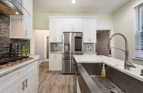 Pittsburgh Apartment | Large, Luxe & Luminous Near Stadiums & Museums