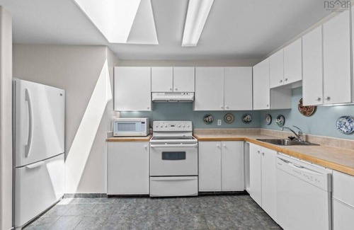 Chester Cottage | Large, modern Cape Cod style cottage in oceanside charming town