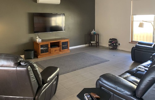 Port Neill House | Large Modern home close to the beach