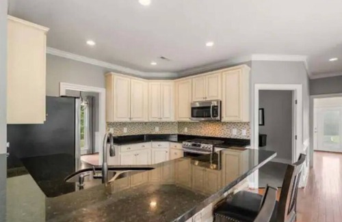 Calverton House | Large Modern House, Wine Country, Delaplane, VA