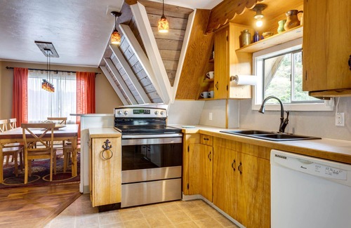 Agate Beach House | Large Newport Home, Close to Beach & Coastal Attractions!