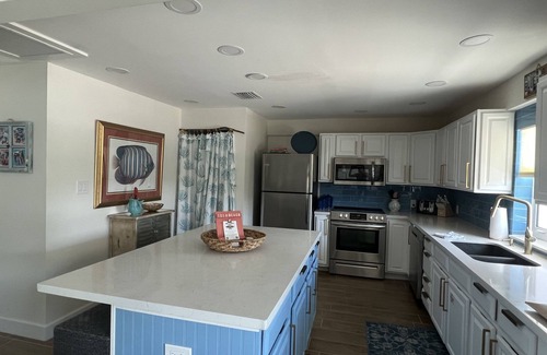 Marathon House | Large outdoor space with pool/hot tub, on 200ft wide canal- quick ride to Ocean!