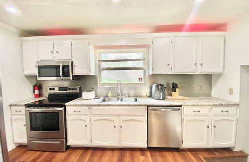 Tallahassee House | Large Retreat in Prime Location. 6 TVs + Sleeps 18