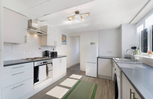 Sunderland House | Large Spacious Home|Parking|8 bedrooms|sleeps 14