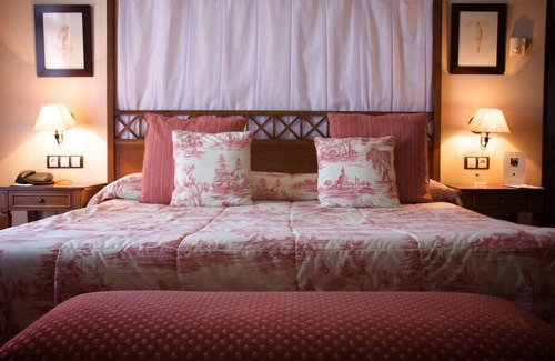 Cebreros Hotel | Large Unit with Easy Golf Access Ideal for Leisure Travelers