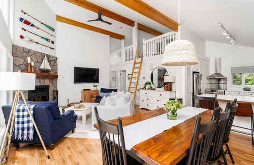 Novar Cottage | Large Waterfront Boutique Muskoka Lakehouse in Huntsville - The Good Fox 🦊