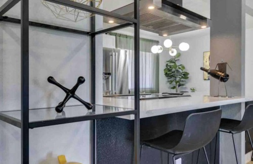 Winchester House | Las Vegas Getaway! Sleeps 10+ King Bed. Jacuzzi. Open Layout