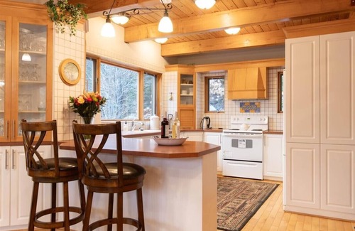 Ivry-sur-le-Lac Ski Chalet | LAURENTIANS SKI SEASON SUNNY, CHARMING & SPACIOUS 4 BR LAKEFRONT CHALET