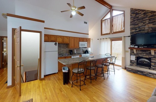 Logan Cabin | Lazy Lane Cabins - Moonbeam