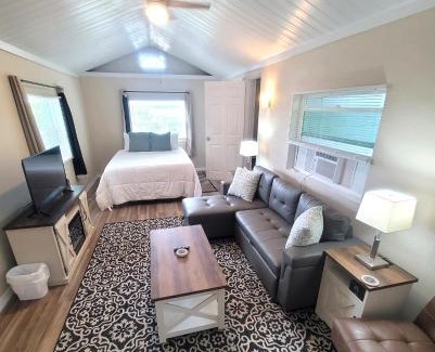 Leesburg Apartment | Lazy Oaks Resort Cottages