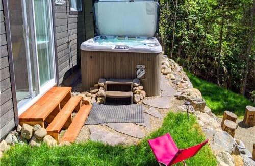 Notre-Dame-Auxiliatrice-de-Buckland Ski Chalet | LE FÉÉRIQUE- CHALET AVEC SPA