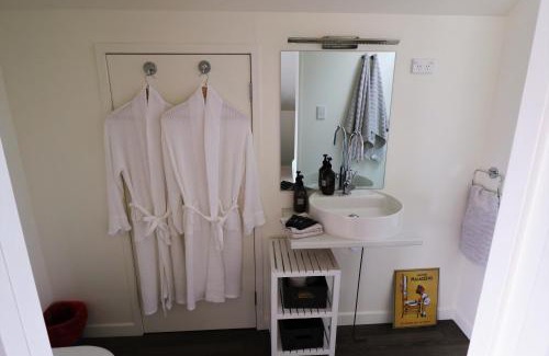 Opaki Bed & Breakfast | Le Grá Vineyard and Winery