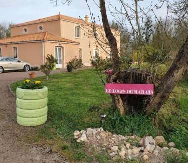 Les Magnils-Reigniers Bed & Breakfast | Le logis du marais