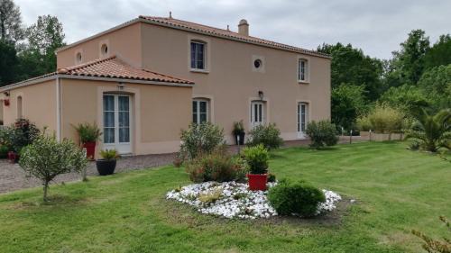 Les Magnils-Reigniers Bed & Breakfast | Le logis du marais