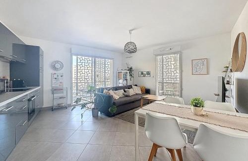 Port Marianne Apartment | Le Naïa, Cosy & Chic à Port Marianne, parking.