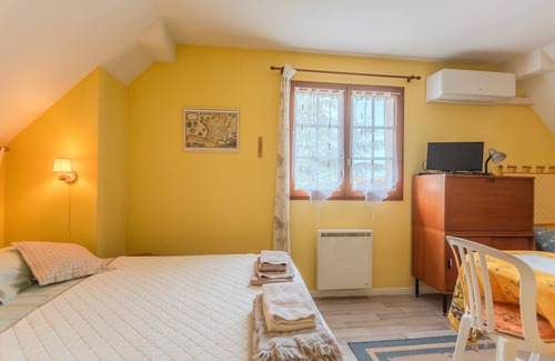 Lescar Bed & Breakfast | Le Pesquit guest room with shared terrace, communal garden and air conditioning