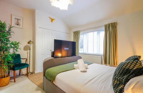 Barry Apartment | Leah Suite - Chique 2BR Apartment with Pool Table, Parking & WIFI