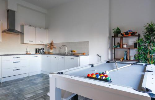 Barry Apartment | Leah Suite - Chique 2BR Apartment with Pool Table, Parking & WIFI