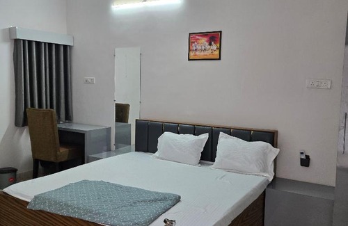 Jabalpur Apartment | Leela home stay - Single room with washroom