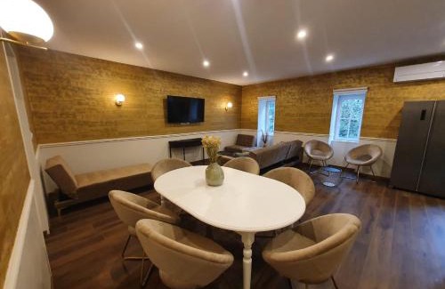 Macon Apartment | Legend Majestic - 3 chambres - Parking privé GRATUIT - Centre Ville - Quai de Saône - Gare - fibre