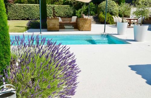 Oppede House | Les Cerisiers maison bertuli climatisé, Piscine chauffée, lit King size, classé 5 étoiles