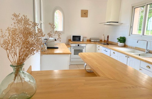 Thezan-les-Beziers House | Les hauts de la pinède air-conditioned villa Swimming pool, jacuzzi & boules court.