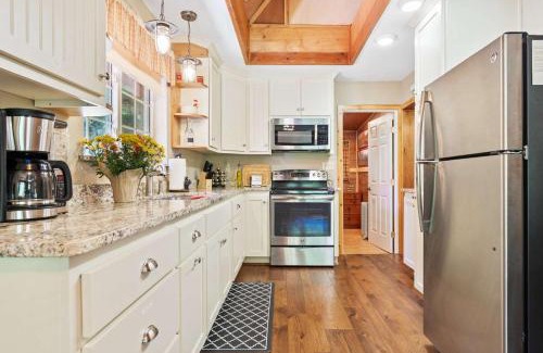 Sugar Pine House | Lewis Creek cabin near Yosemite king beds