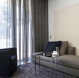 Ekali Hotel | Life Gallery Athens