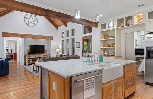 Gruene House | Life is Gruene-1Mi to Gruene Hall