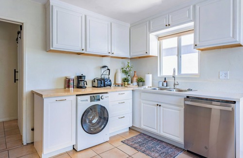 Stockton House | Light & Airy - Fire pit! Close to Downtown, Petco, Little Italy, Zoo, Airport!