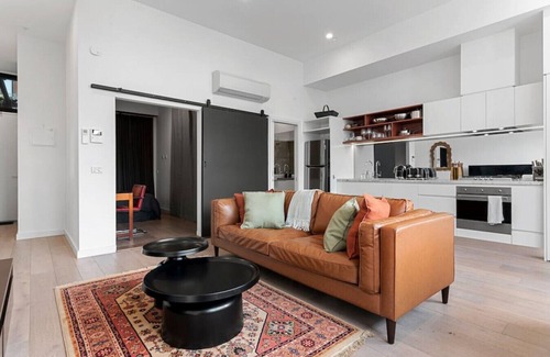 Fitzroy Apartment | Light-filled Artistic Getaway - Smith St