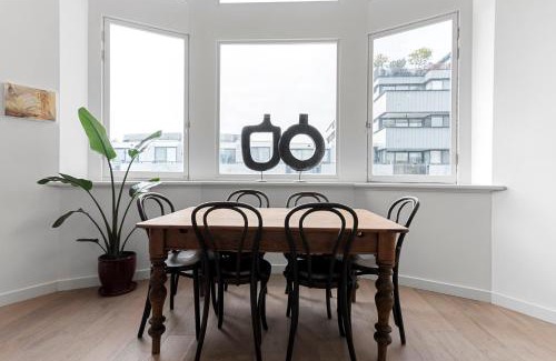 Fitzroy Apartment | Light-filled Artistic Getaway - Smith St