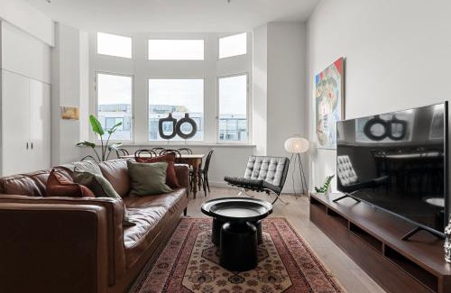 Fitzroy Apartment | Light-filled Artistic Getaway - Smith St