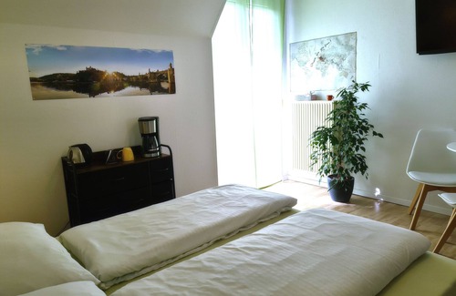 Waldbuttelbrunn Bed & Breakfast | Light-flooded guest room - Käppele