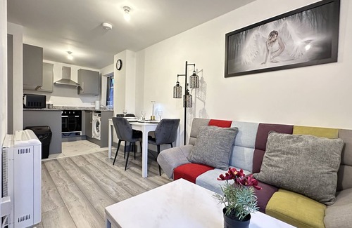 Marston Green Apartment | Lilypad Suite: Near Bham Airport | NEC | HS2 | Res