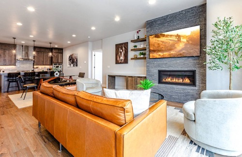 Hideout Condo | *Limited Time Offer* 90 Days ‘Til Christmas | Book Now to Save