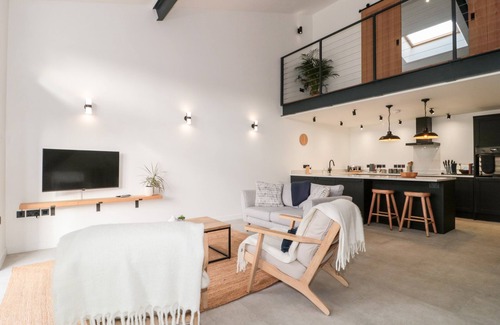 Wincanton Cottage | LINDEN BARN, pet friendly, luxury holiday cottage in Wincanton