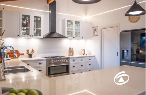 Pakenham Upper Other | 'Linden Rise' cosy farmhouse, peace & charm with views for miles. Pet Friendly