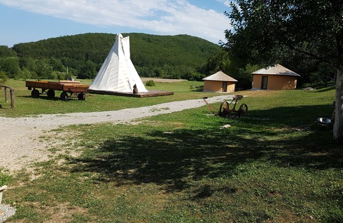 Velika Plana Cottage | Linden Tree Retreat & Ranch