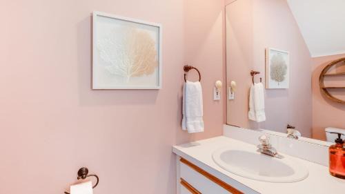 Bahama Village House | Linger Longer by AvantStay Key West Walkable Gated Community Shared Pool Week Long Stays Only