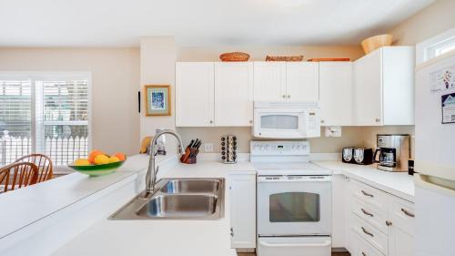 Bahama Village House | Linger Longer by AvantStay Key West Walkable Gated Community Shared Pool Week Long Stays Only