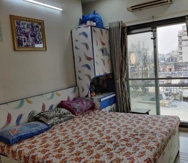 Santacruz West Apartment | Linking Road Market : 3bhk apt