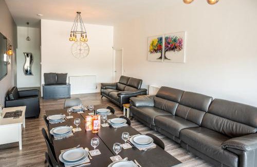 Newark upon Trent House | LIONHEART LARGE LUXURY ACCESSIBLE LODGE - Sleeps 12 ,Dog Friendly,Near Sherwood Forest at Fairview Farm Nottingham great for Family Gatherings ,Groups ,Parties