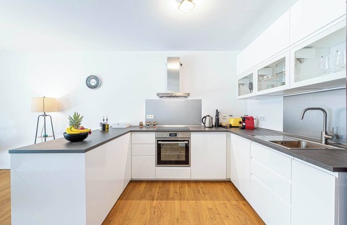 Sudliche Innenstadt Apartment | LiT LiVING: Luxus | Box SprIng | Parking | Balcony